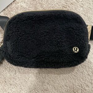 Lululemon Everything Belt Bag 1L Fleece - Black with Gold